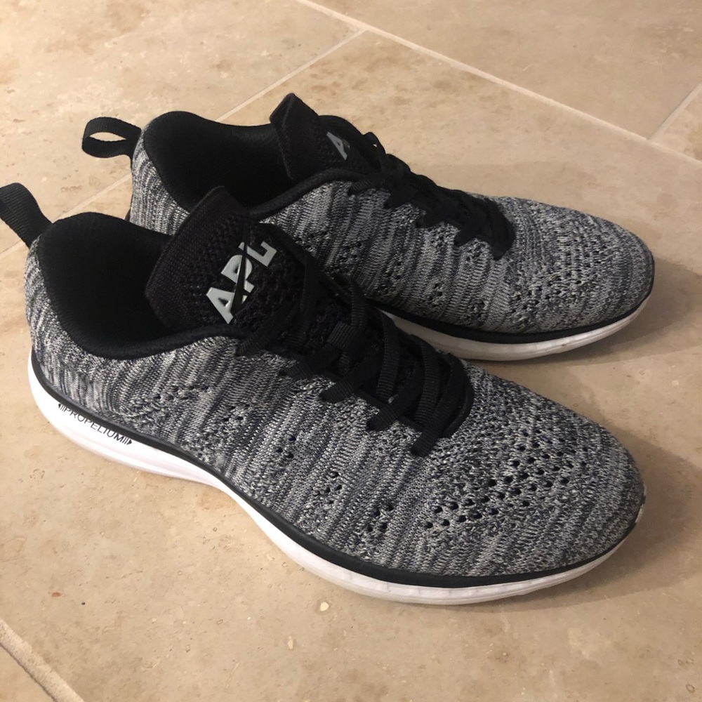 APL Propelium knit low top sneak